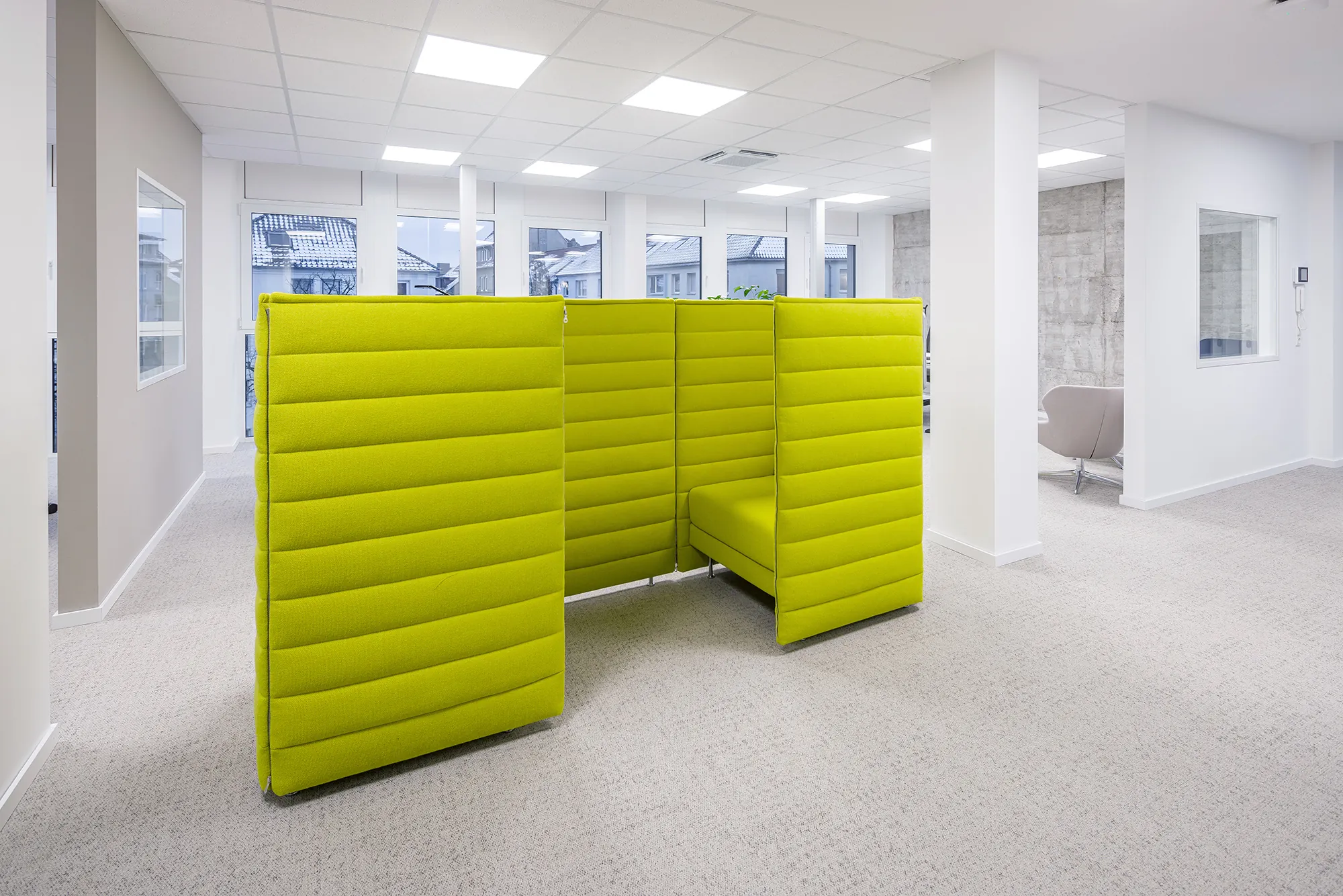 Grüne gepolsterte Trennwände in einem offenen Büro
