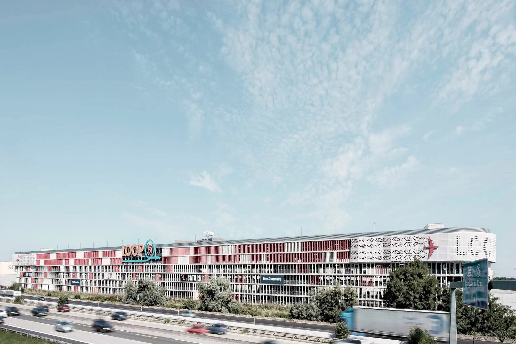 Panorama eines langgestreckten Gebäudekomplexes mit Straßen und Freiflächen