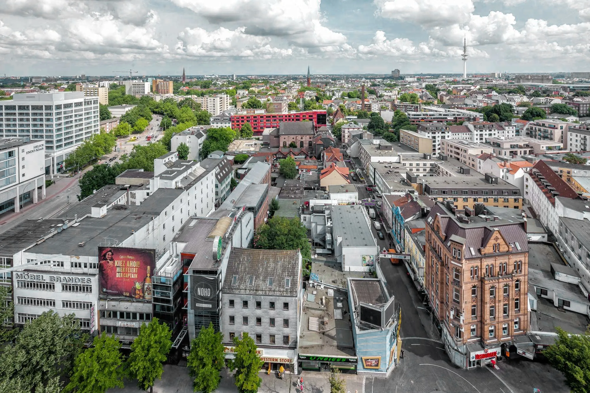 Erhöhter Blick über dicht bebaute Stadtquartiere und Straßen