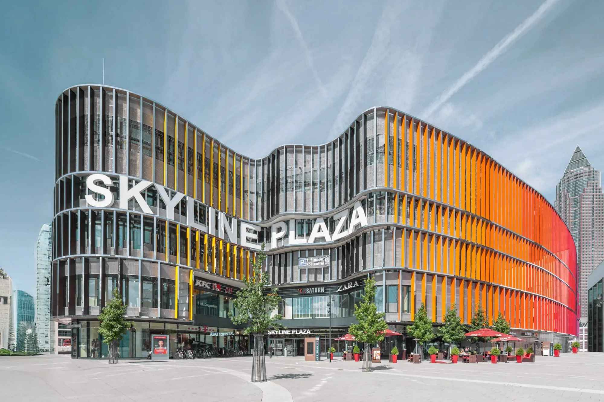 Skyline Plaza mit geschwungener Glasfassade und farbigen Lamellen