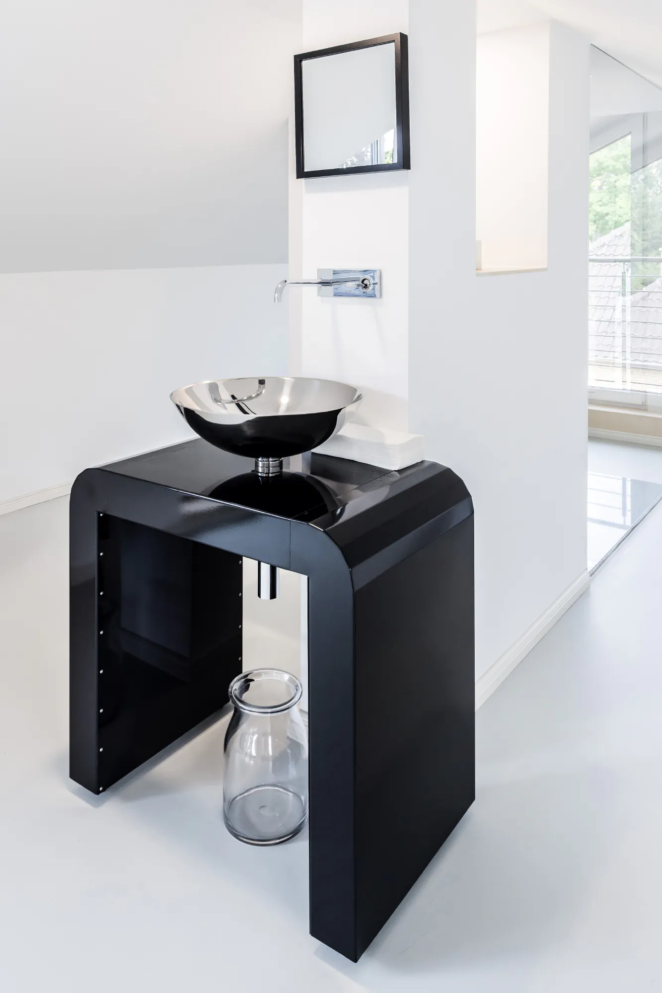 Interieur Foto eines minimalistischen Waschtisches auf einem sehr modernen und neu renovierten Dachgeschoss.