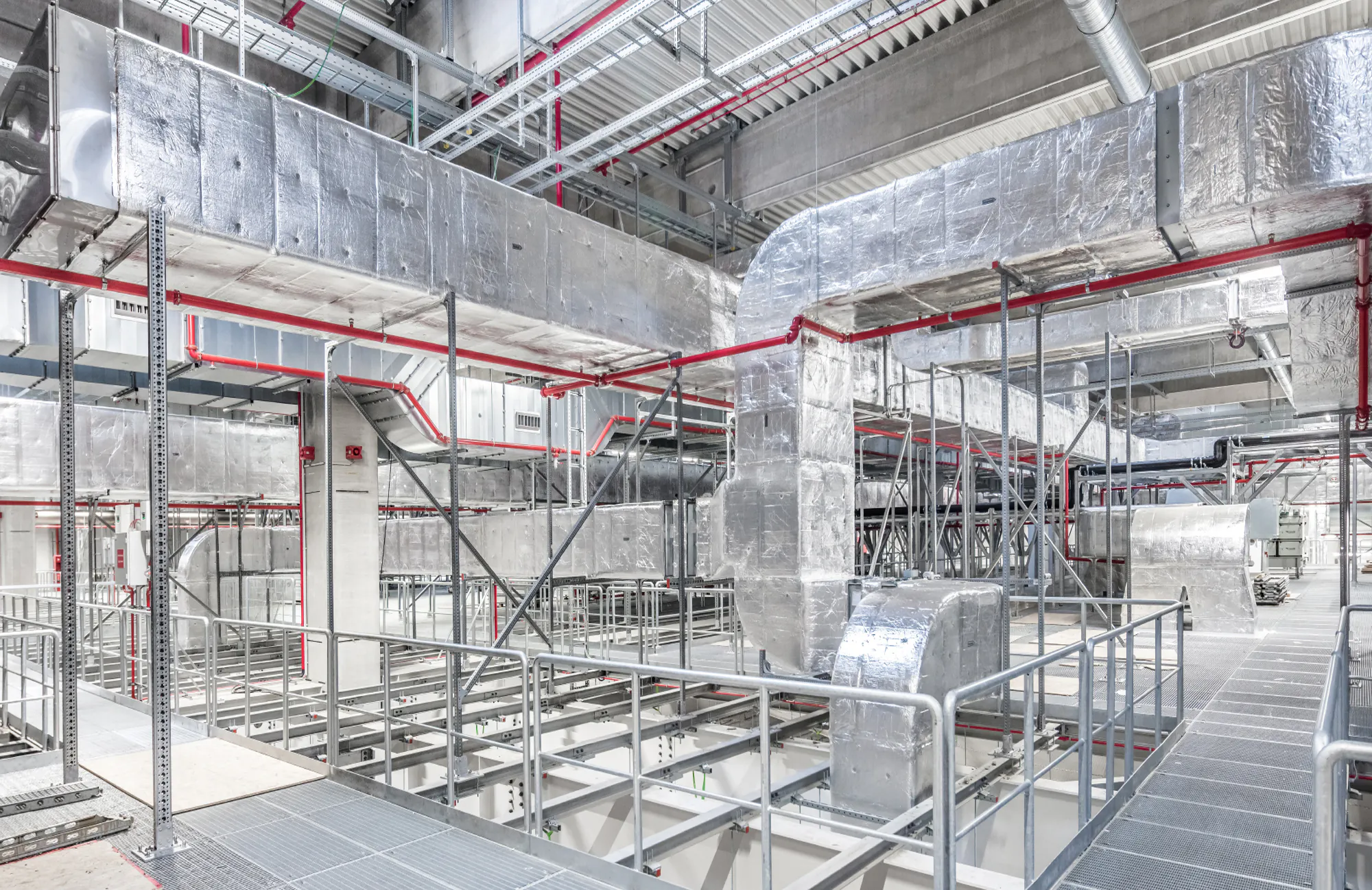 Interieurfoto der Lüftungsanlage in einem Werk für Batterieherstellung