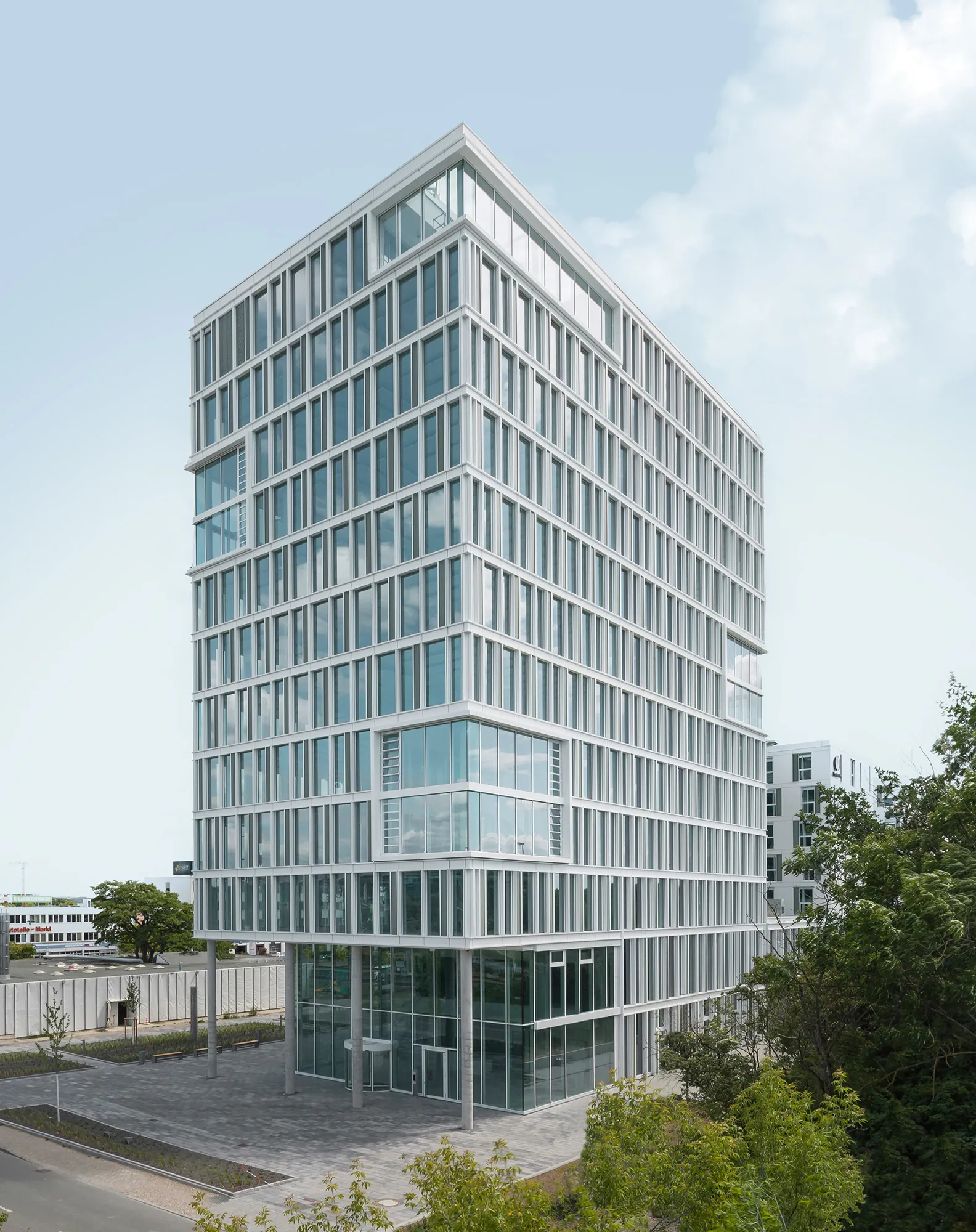 Freistehendes Bürohochhaus mit regelmäßig gegliederter Glasfassade