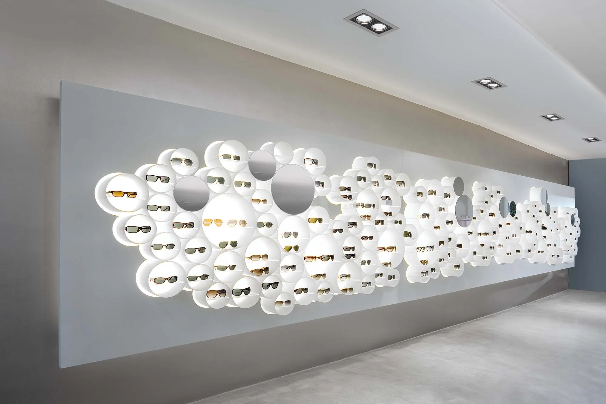 Beleuchtete Wandinstallation aus weißen runden Formen