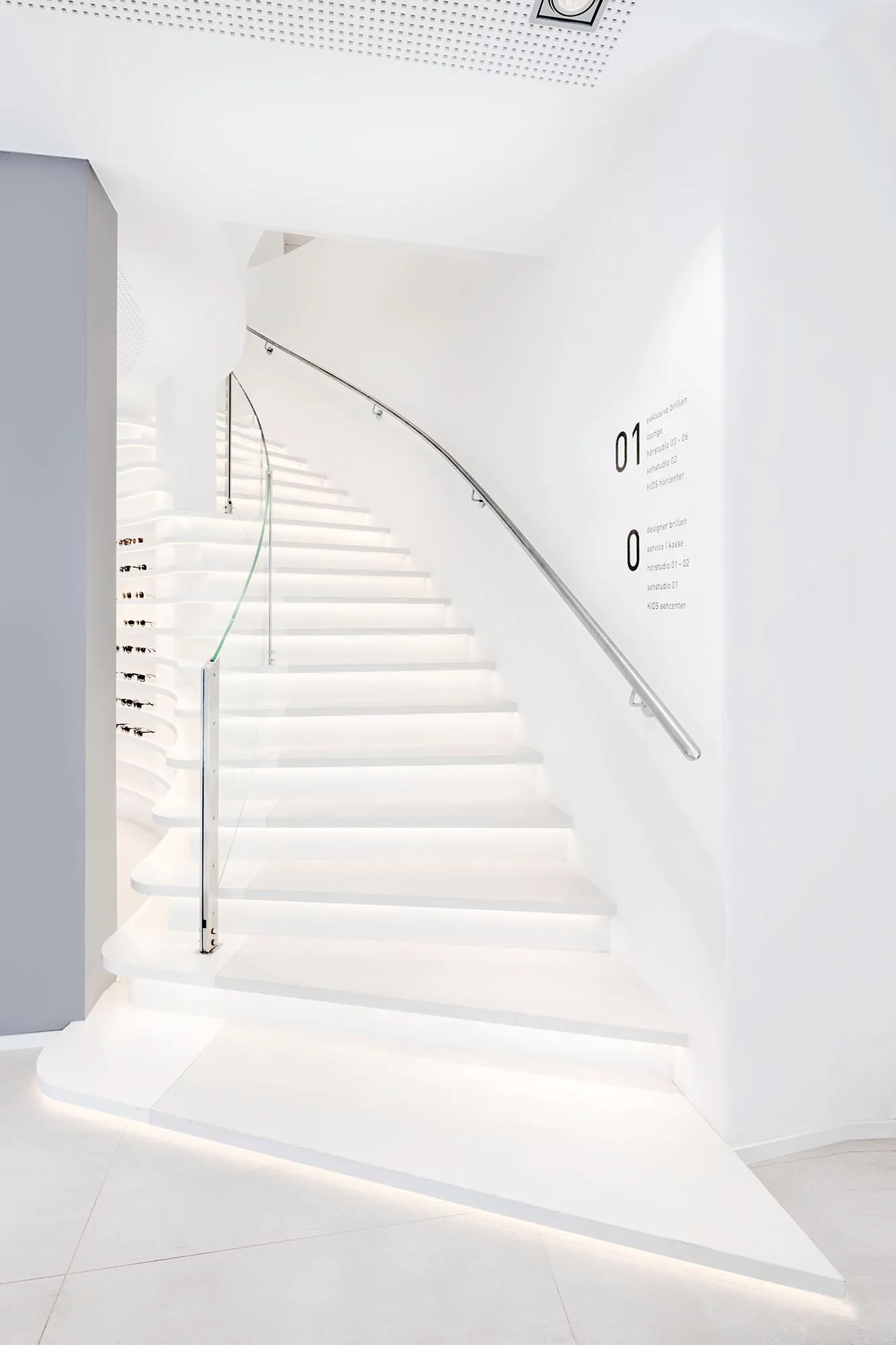 Weiße geschwungene Treppe in einem hellen Innenraum